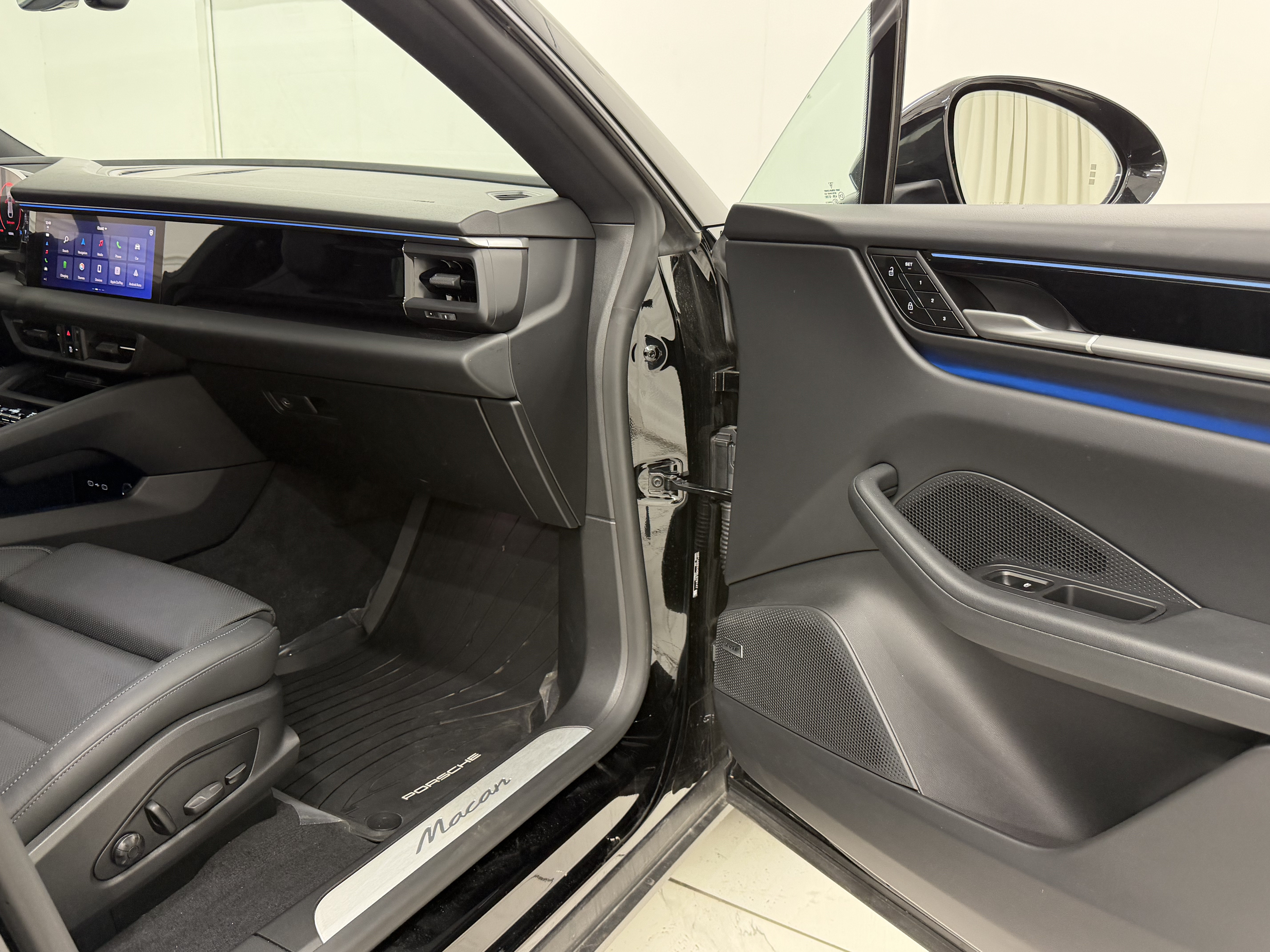 Certified 2025 Porsche Macan Electric RWD image 22