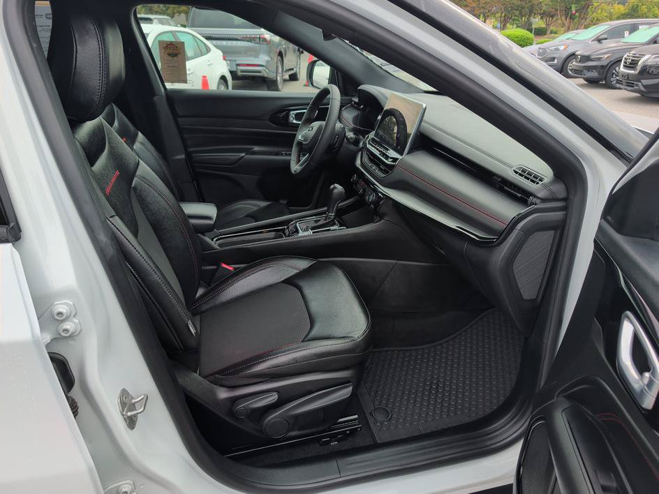 Used 2025 Jeep Compass Trailhawk AWD/4WD image 12