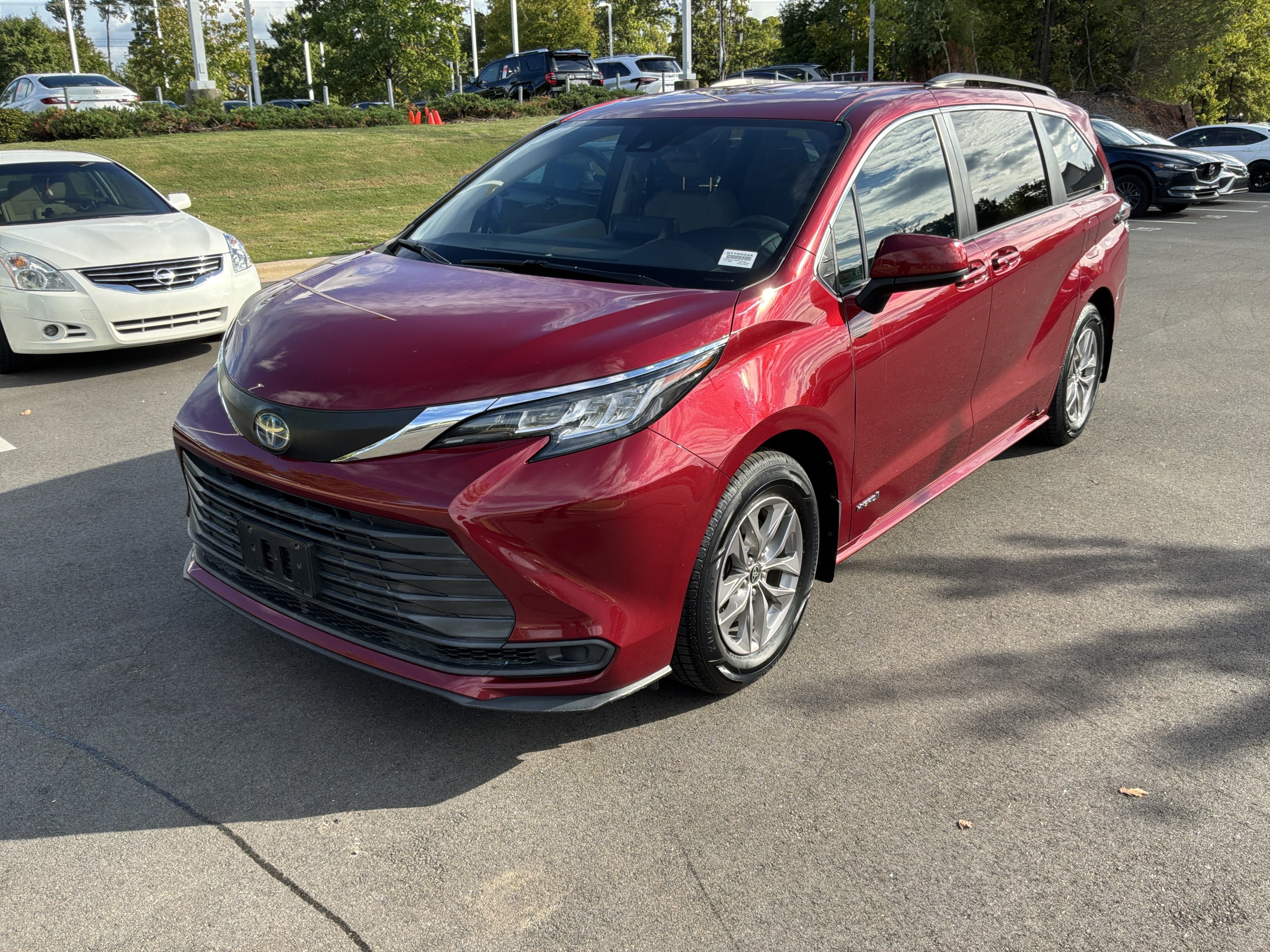 Used 2021 Toyota Sienna LE AWD/4WD image 5