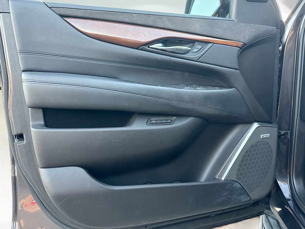 Used 2017 Cadillac Escalade Luxury image 23