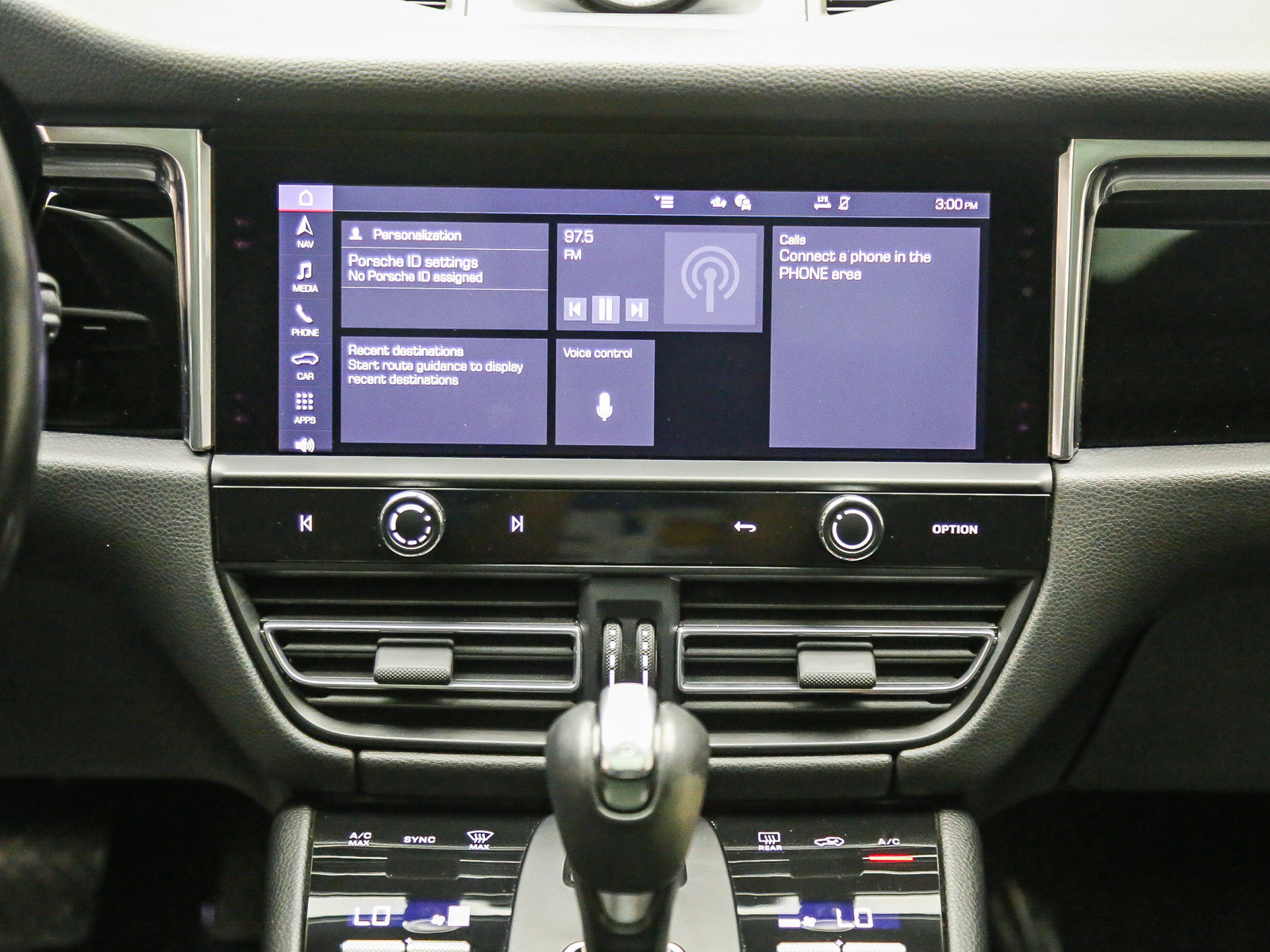 Certified 2022 Porsche Macan AWD/4WD image 17