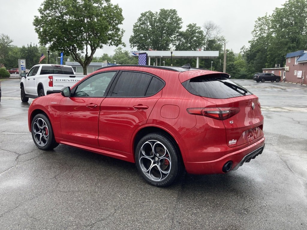 Used 2022 Alfa Romeo Stelvio Veloce image 5