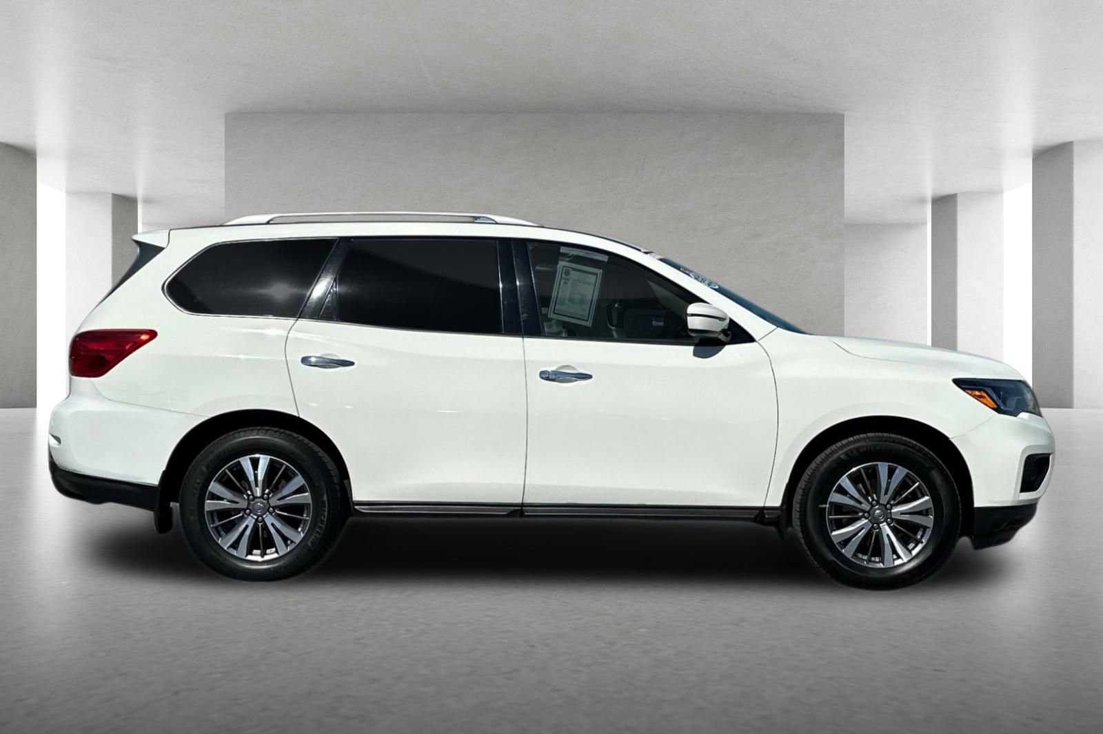 Used 2020 Nissan Pathfinder S FWD image 3
