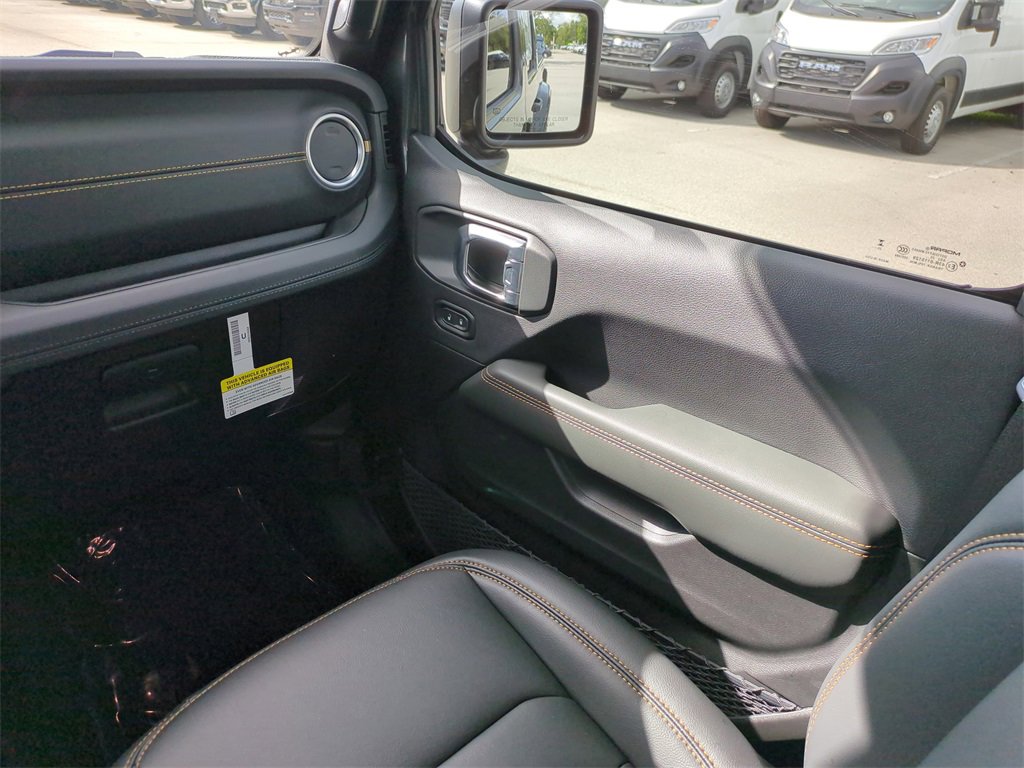 New 2025 Jeep Gladiator Sport image 18
