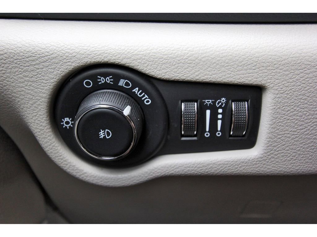Used 2023 Chrysler Pacifica Touring-L image 20