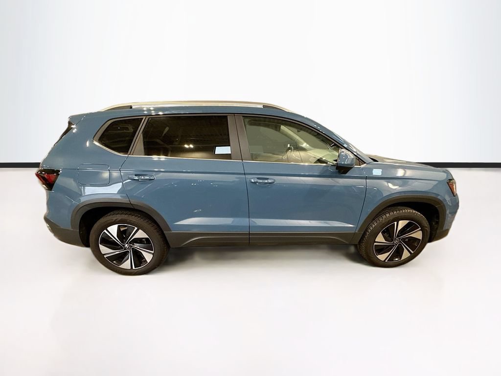 Used 2025 Volkswagen Taos SE AWD/4WD image 4