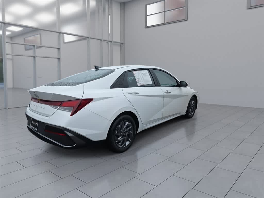 Used 2024 Hyundai Elantra SEL FWD image 9