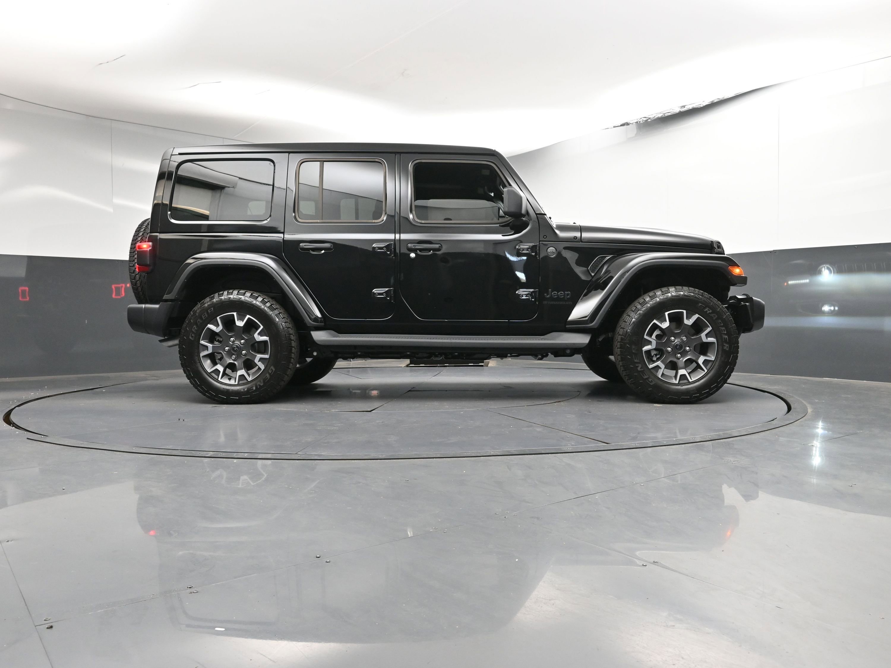 Used 2025 Jeep Wrangler Sahara image 30