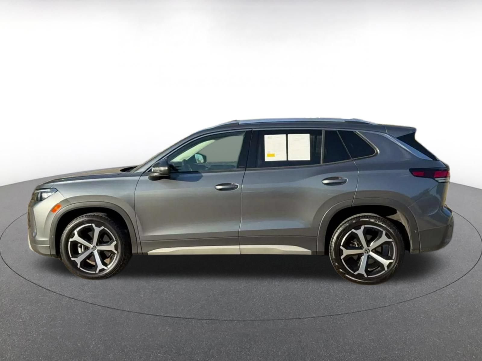 Used 2026 Volkswagen Tiguan SE AWD/4WD image 8