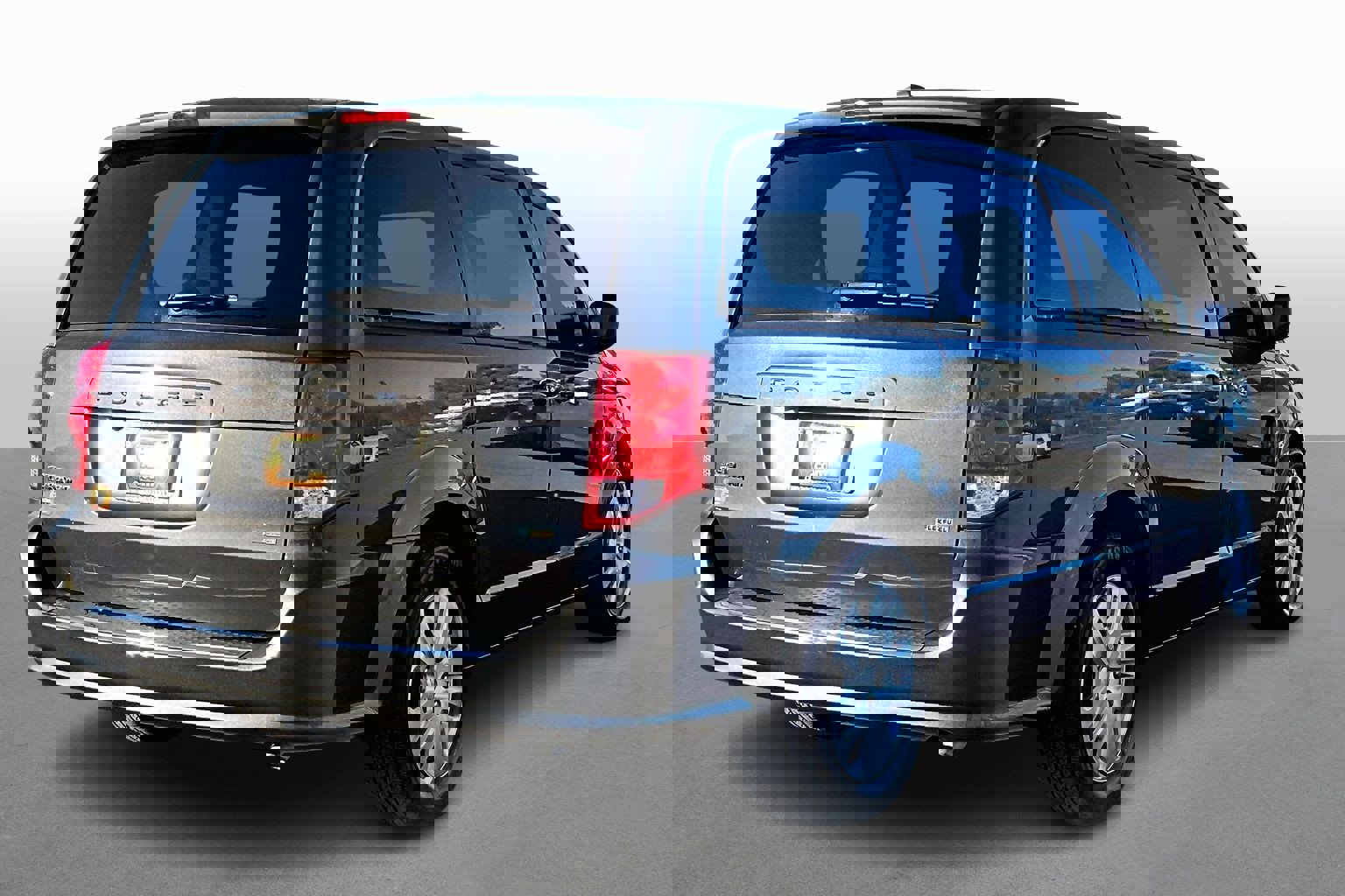 Used 2018 Dodge Grand Caravan SE w/ UConnect Hands-Free Group image 2