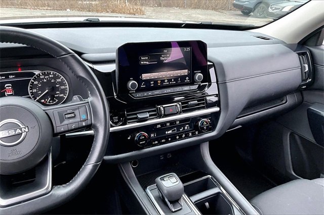 Certified 2025 Nissan Pathfinder SV image 9