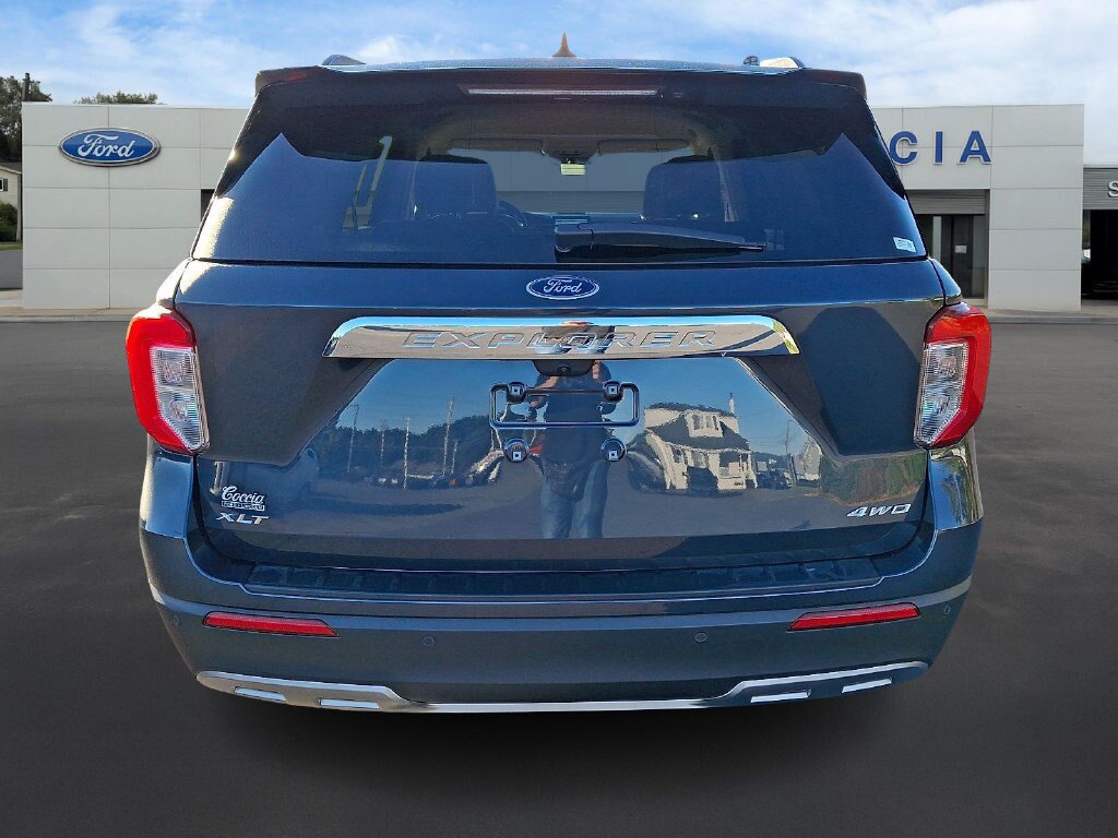 Certified 2023 Ford Explorer XLT w/ Equipment Group 202A AWD/4WD image 4