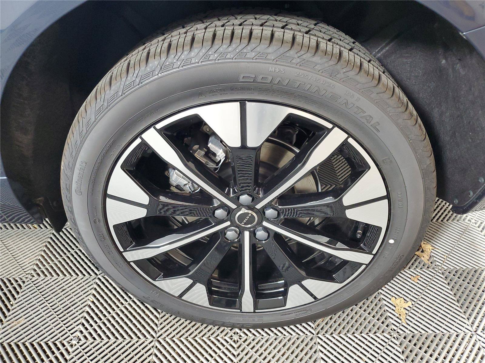 New 2026 Volvo XC60 B5 Plus w/ Protection Package Premier AWD/4WD image 11