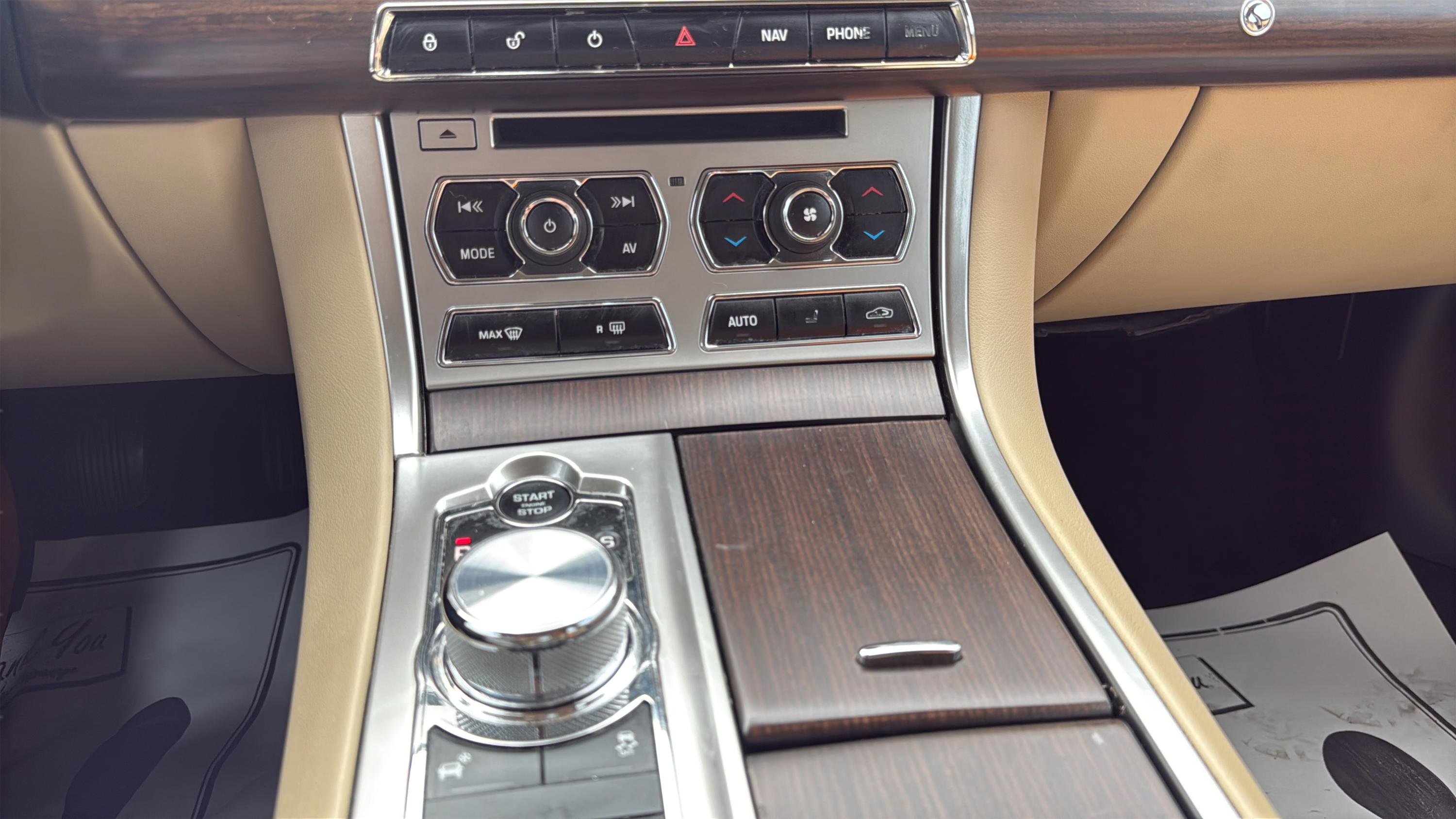 Used 2012 Jaguar XF image 30