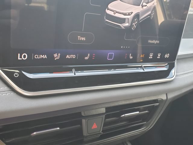 Certified 2025 Volkswagen Tiguan SE R-Line FWD image 33