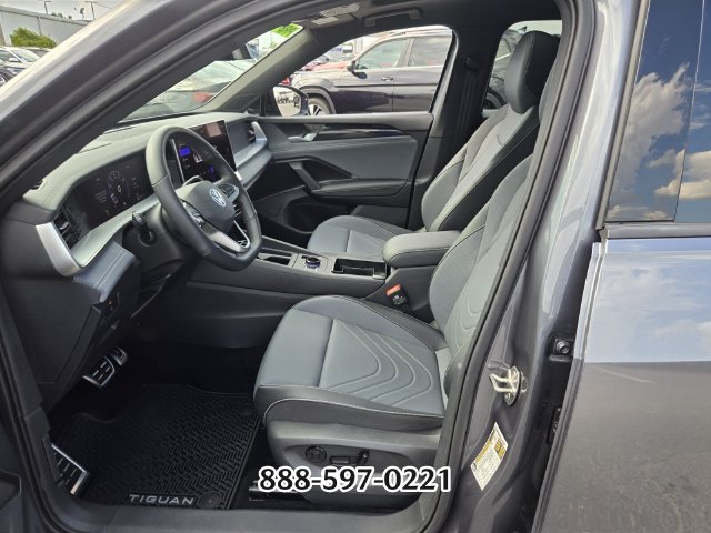 Used 2025 Volkswagen Tiguan SE R-Line AWD/4WD image 10