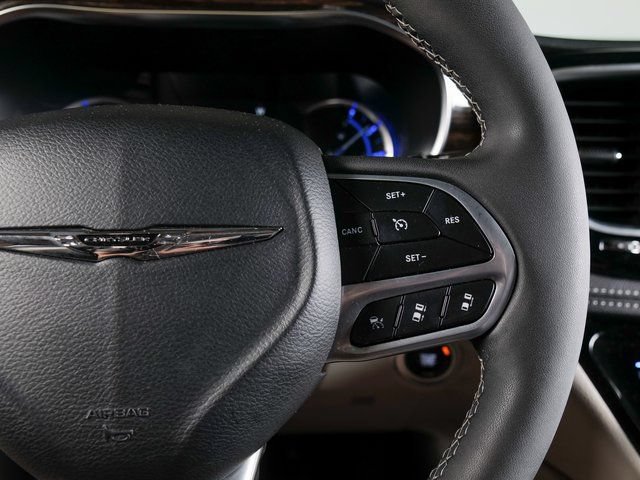 Used 2023 Chrysler Pacifica Limited FWD image 22