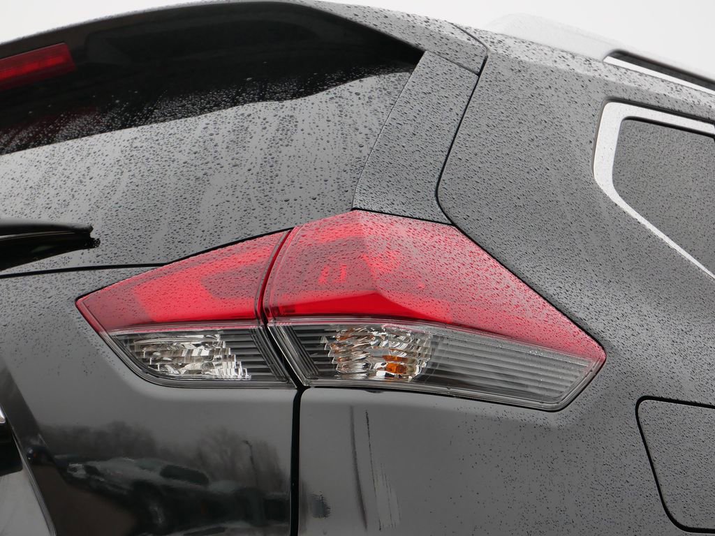 Used 2020 Nissan Rogue SV image 48