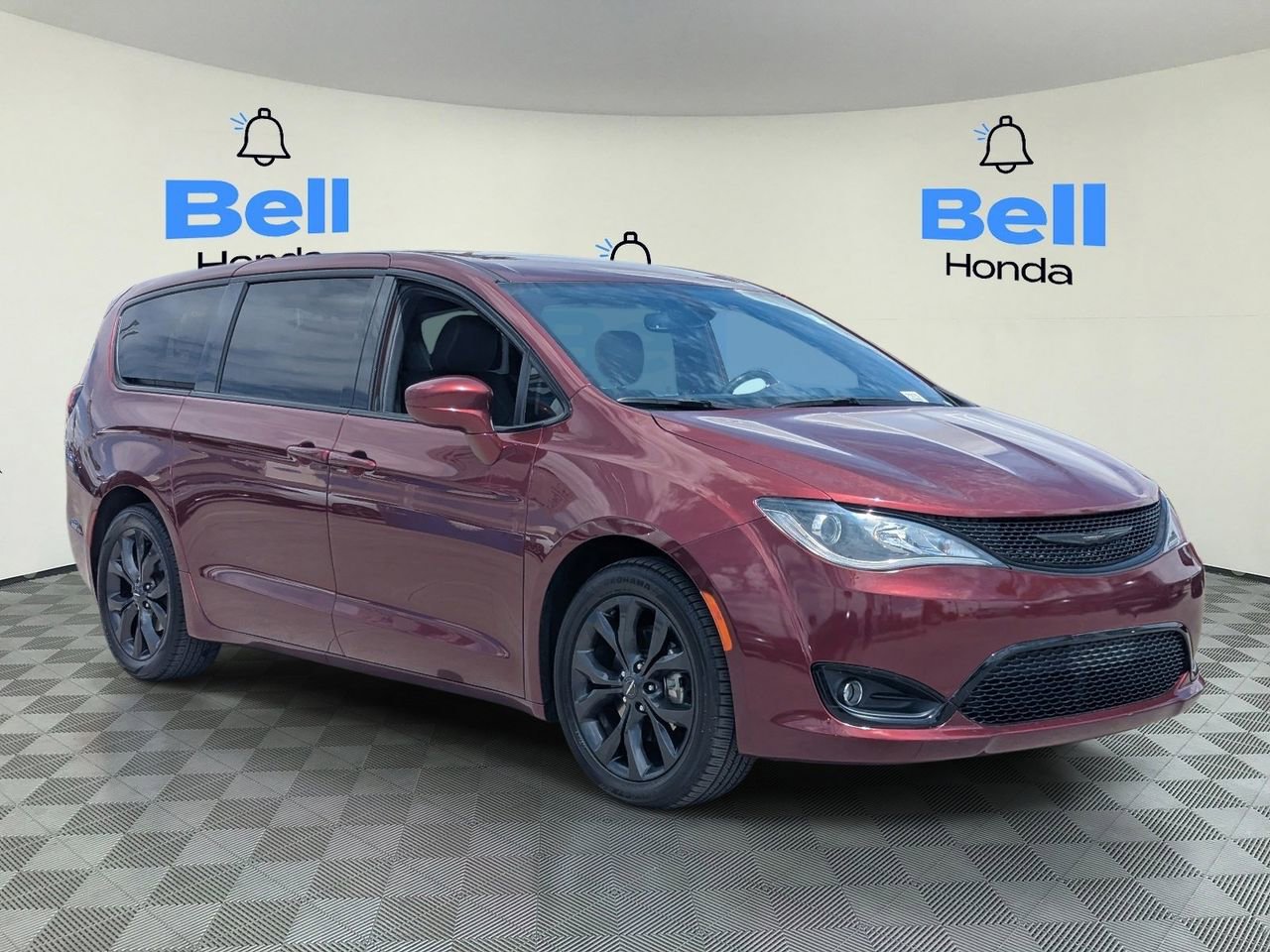 Used 2020 Chrysler Pacifica Touring w/ S Appearance Package FWD image 6