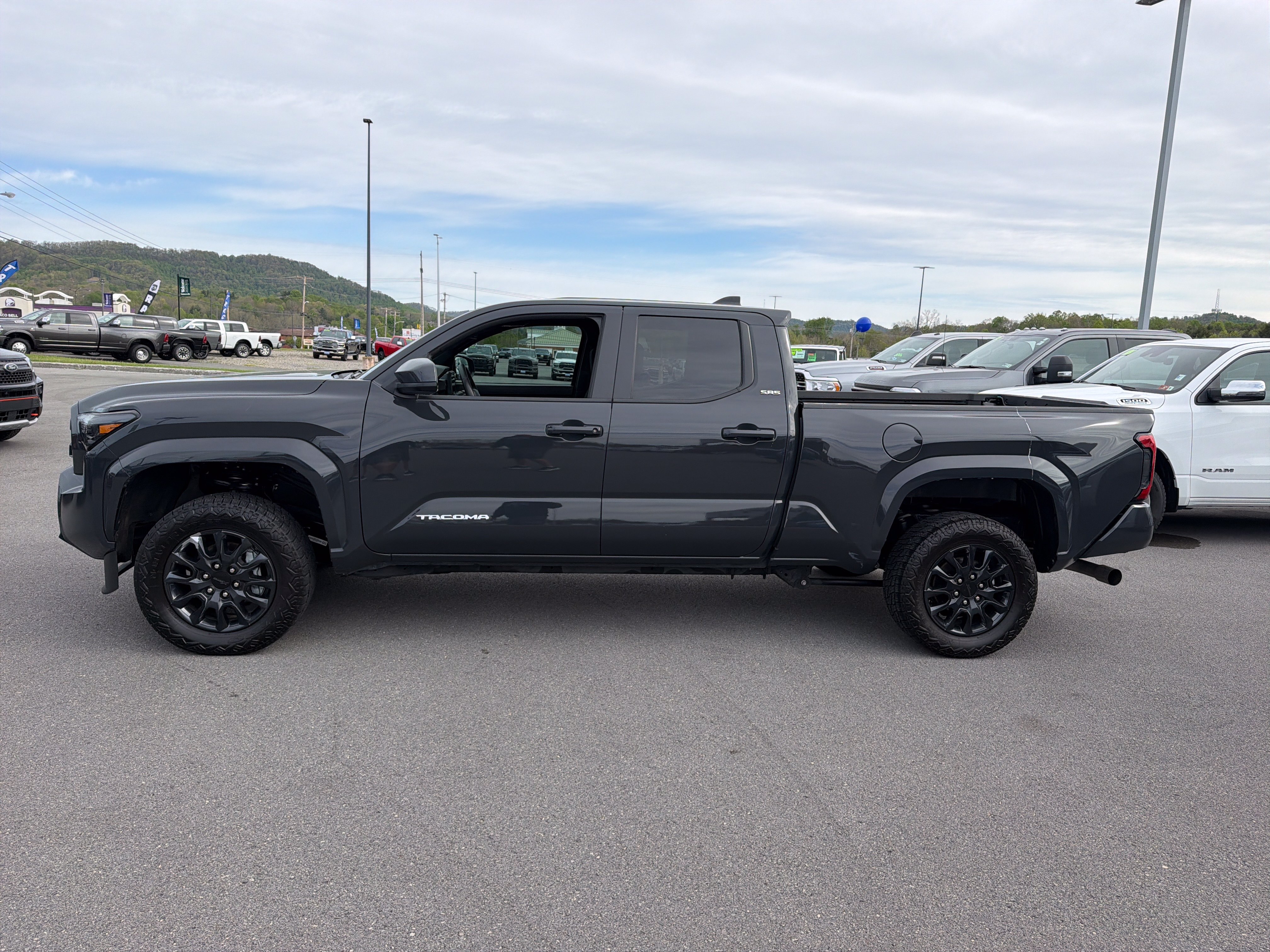 Used 2024 Toyota Tacoma SR5 AWD/4WD image 10