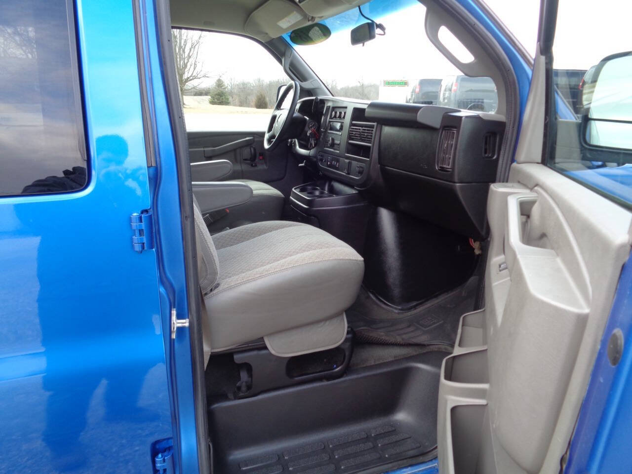 Used 2018 GMC Savana 3500 LT w/ LT Preferred Equipment Group RWD image 22