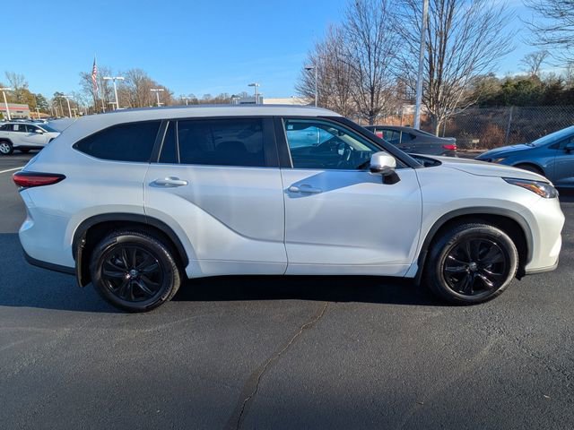 Used 2023 Toyota Highlander XLE image 3
