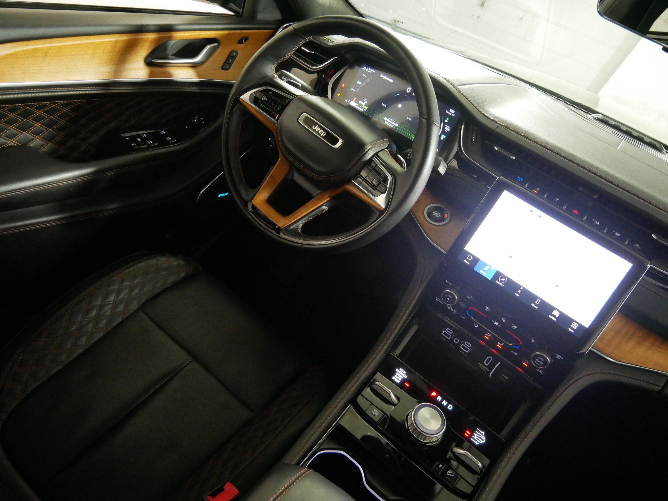 Used 2024 Jeep Grand Cherokee Summit AWD/4WD image 9