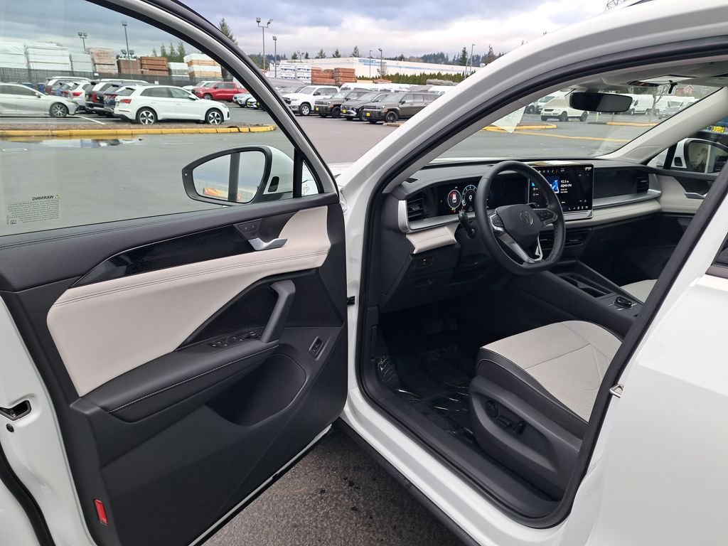 Used 2025 Volkswagen Tiguan SE image 11