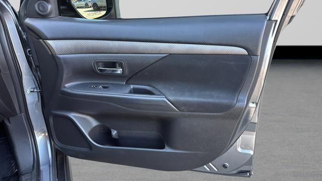 Used 2016 Mitsubishi Outlander SE image 21