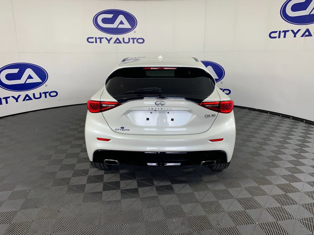 Used 2017 INFINITI QX30 w/ Cargo Package FWD image 4