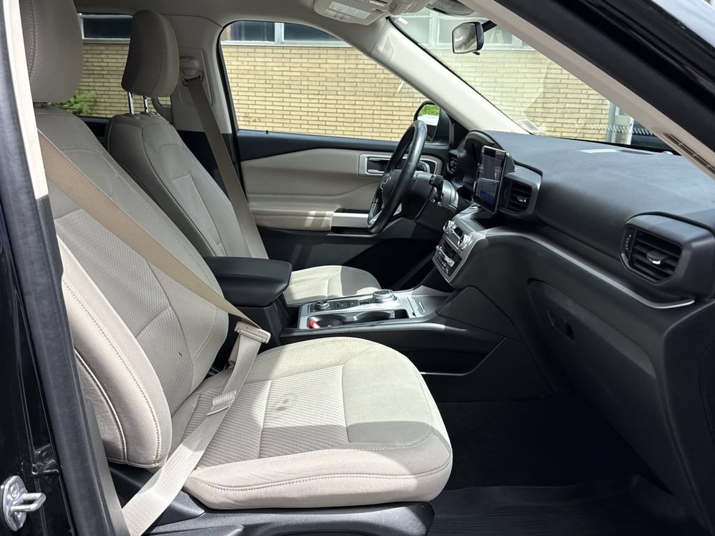 Used 2023 Ford Explorer XLT AWD/4WD image 40