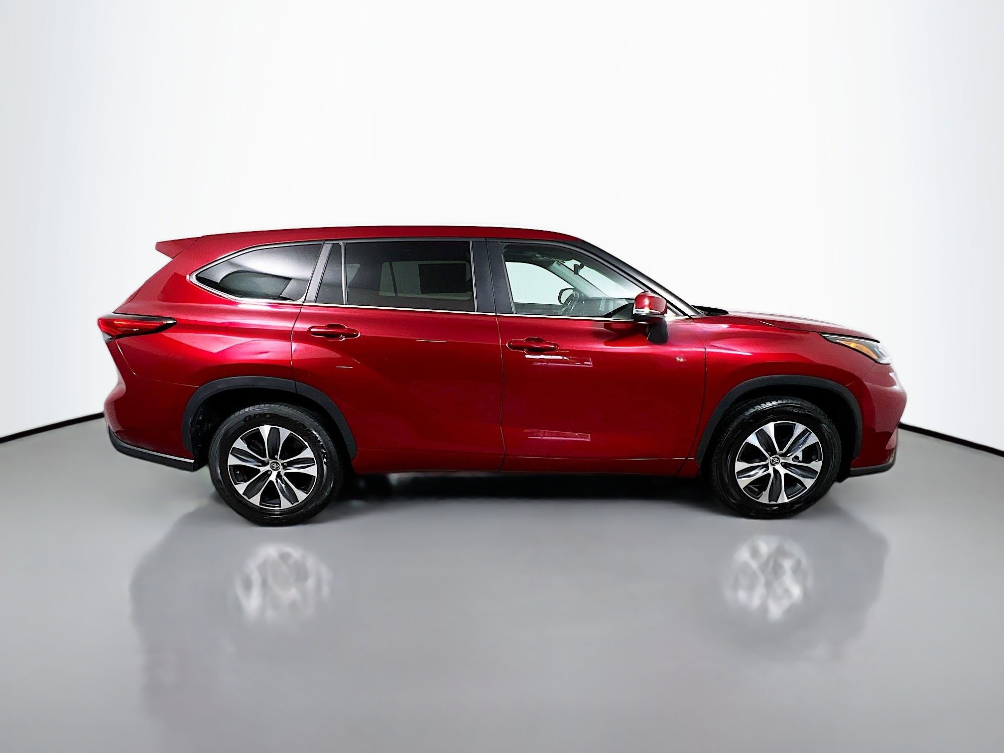 Used 2023 Toyota Highlander XLE image 3