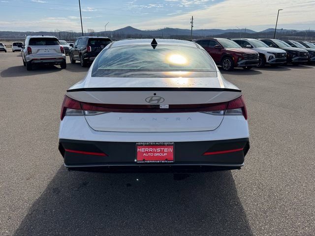Used 2025 Hyundai Elantra Sport image 26