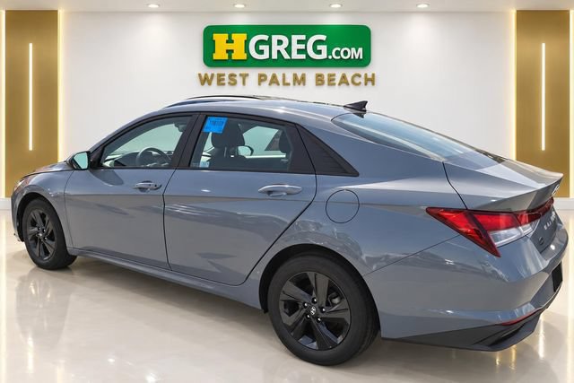 Used 2022 Hyundai Elantra SEL w/ Preferred Accessory Package FWD image 2
