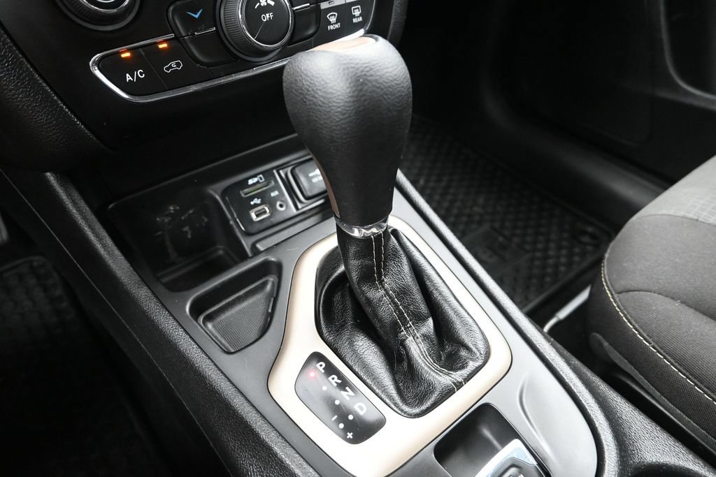 Used 2017 Jeep Cherokee Latitude w/ Cold Weather Group FWD image 20