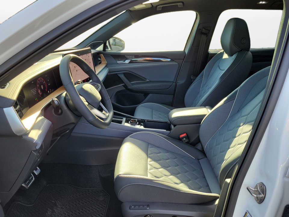 New 2026 Volkswagen Tiguan SEL R-Line image 9