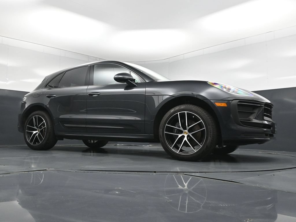 Certified 2025 Porsche Macan AWD/4WD image 30
