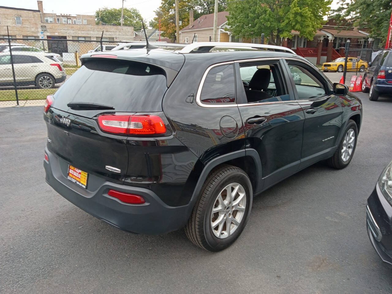 Used 2018 Jeep Cherokee Latitude w/ Cold Weather Group AWD/4WD image 5