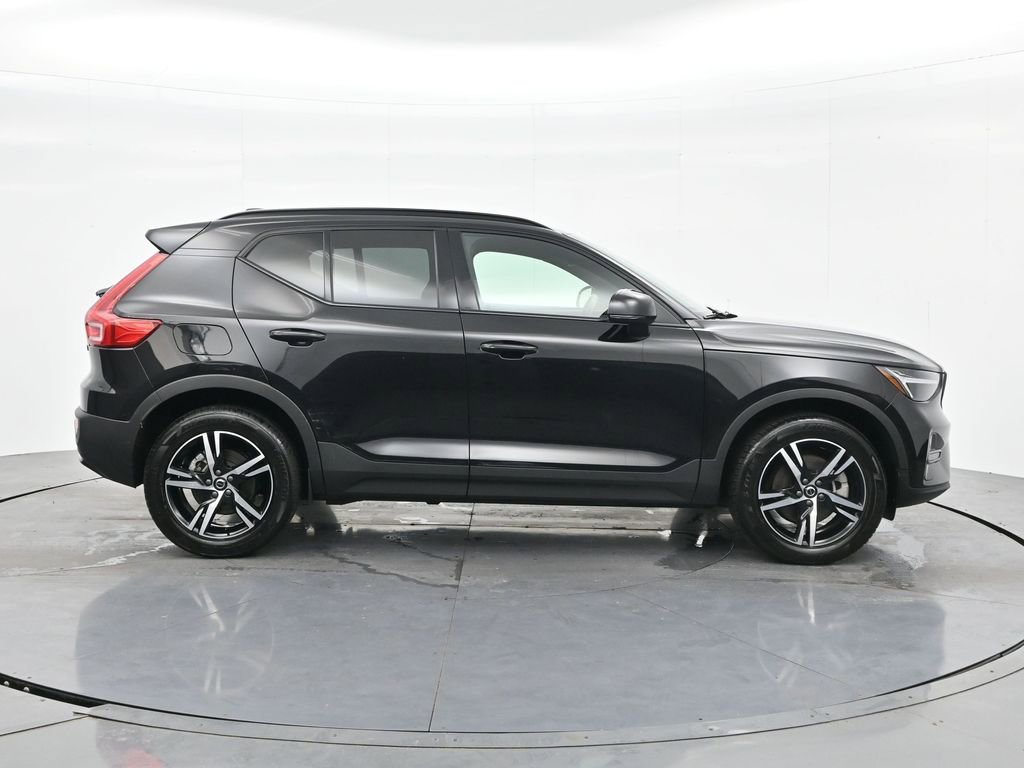 Used 2024 Volvo XC40 B5 Core AWD/4WD image 4