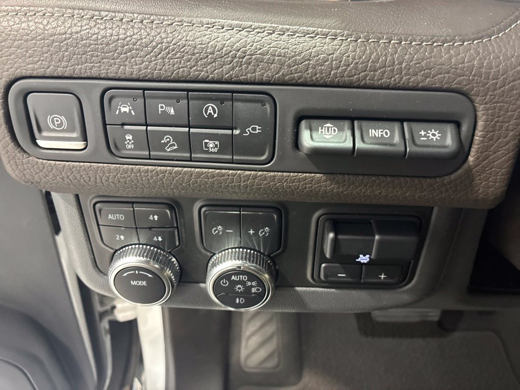 Used 2022 GMC Yukon Denali w/ Denali Premium Package AWD/4WD image 19