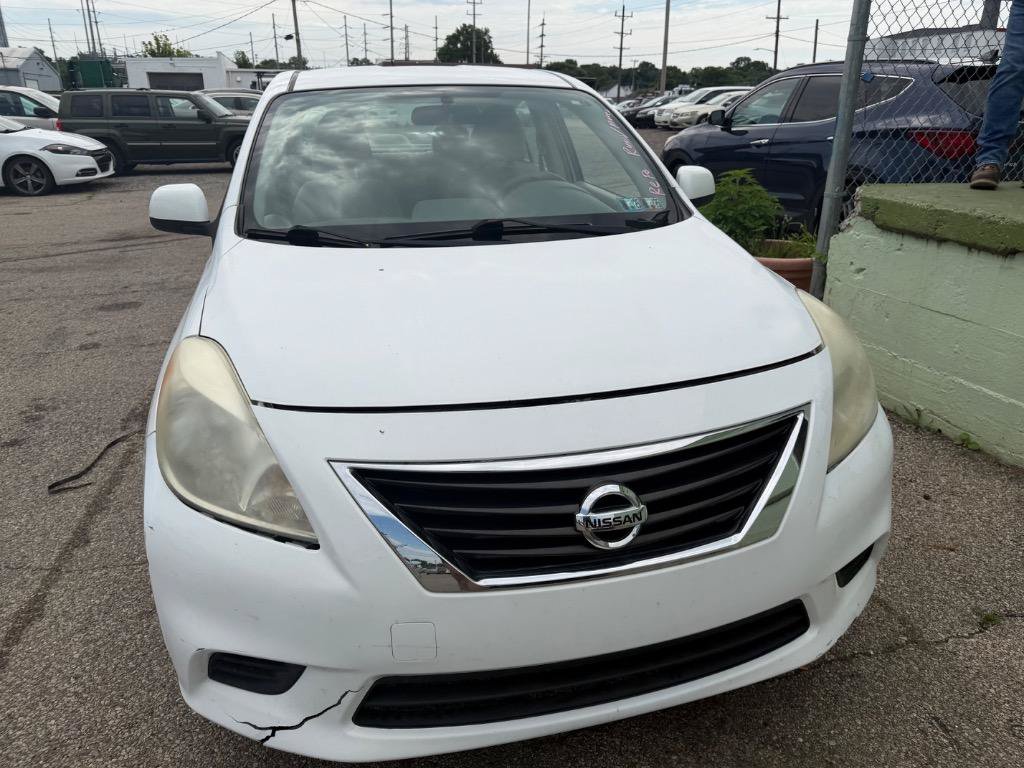Used 2012 Nissan Versa SV FWD image 3