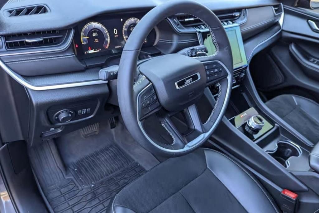 Used 2023 Jeep Grand Cherokee L Laredo image 4