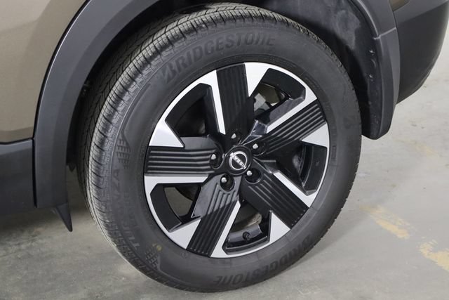Used 2025 Nissan Kicks SR FWD image 29