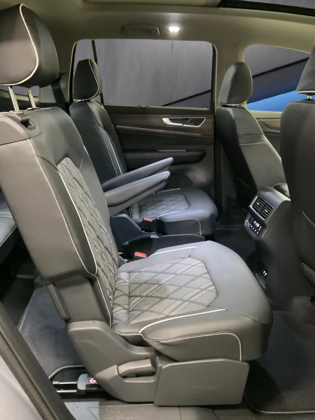 New 2026 Volkswagen Atlas SEL Premium R-Line image 12