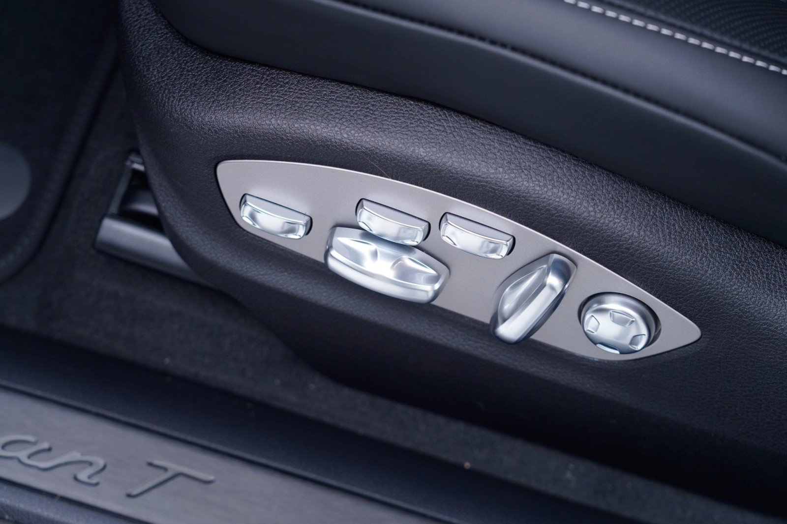 New 2026 Porsche Macan Turbo image 16