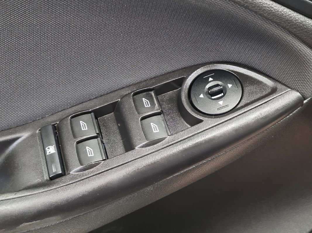Used 2018 Ford Focus SE w/ Cold Weather Package FWD image 24