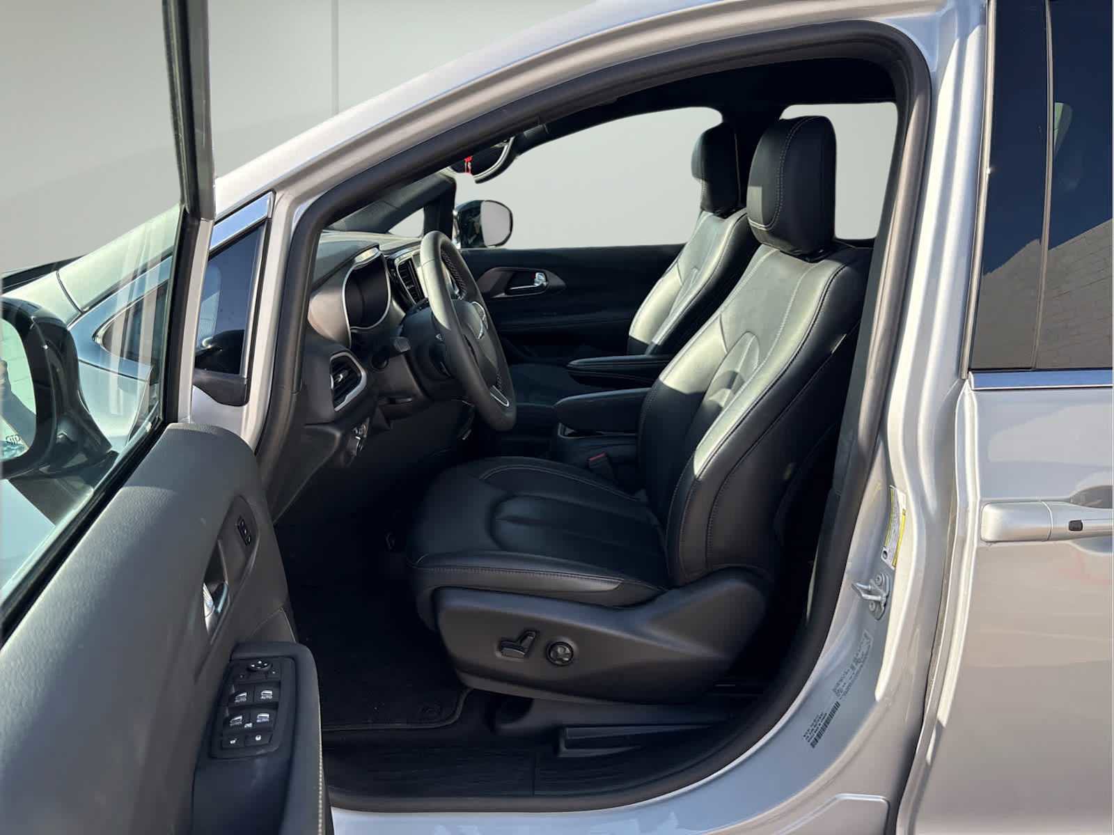 Used 2026 Chrysler Pacifica Select FWD image 10