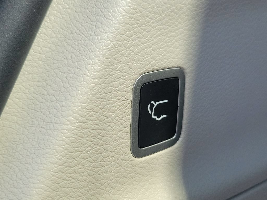 Certified 2024 Chrysler Pacifica Touring-L FWD image 9