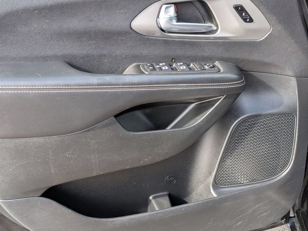 Used 2025 Chrysler Pacifica Select FWD image 13