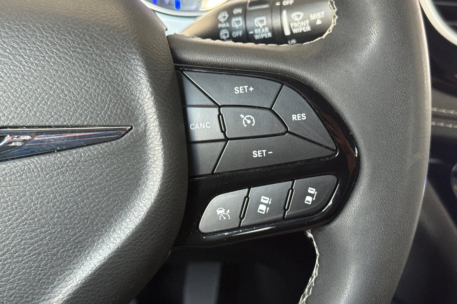 Used 2025 Chrysler Pacifica Limited FWD image 37